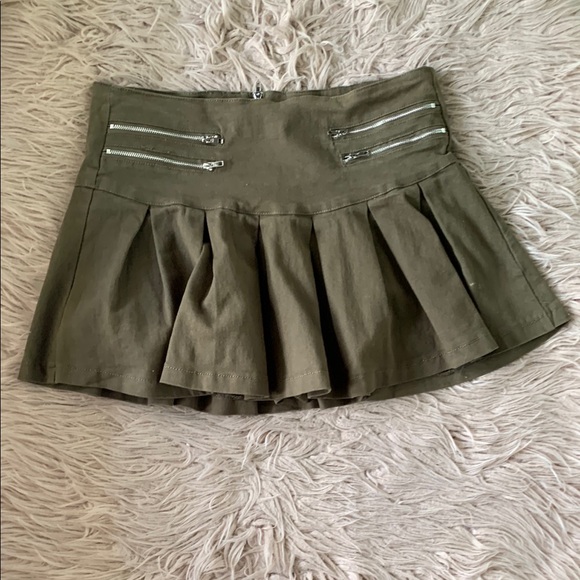 Windsor Women’s Olive Green Pleated Mini Skirt - Picture 1 of 13